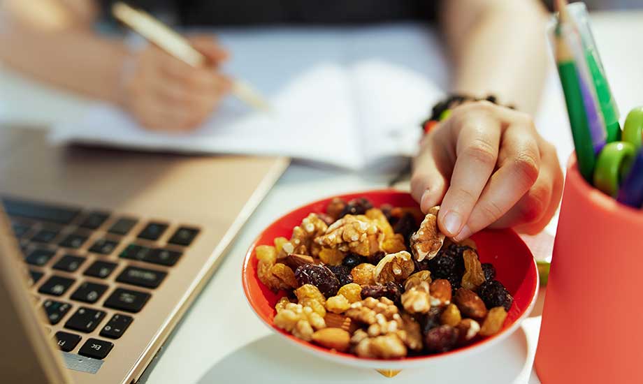 The best snacks to keep your office routine healthy and satisfying